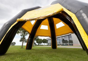 Air Bukti Black / Yellow Inflatable Spider Tent Untuk Beriklan, 6.8 * 6.8 * 4.8m