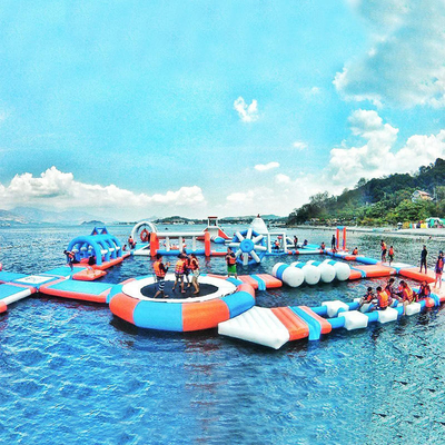 Taman Air Tiup Menyenangkan Komersial PVC 0.9mm Untuk Permainan Air Danau