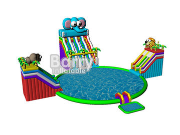 Anak-anak bermain permainan taman musim panas, taman air tiup gajah dengan CE, EN14960