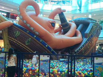 Indoor Pirate ship giant octopus inflatable water park dengan pit balls untuk mal besar