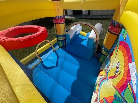 Kastil Lompatan Inflatable Berkualitas Komersial Dengan Slide Backyard Slide Dengan Meriam Air