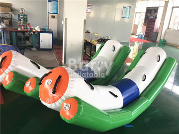Kelas komersial Inflatable Toys Air Teeter Totter Seesaw Untuk 4 Orang Di Atas Air