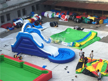Raksasa komersial Pvc Terpal Inflatable Water Slides Dengan Renang Disesuaikan