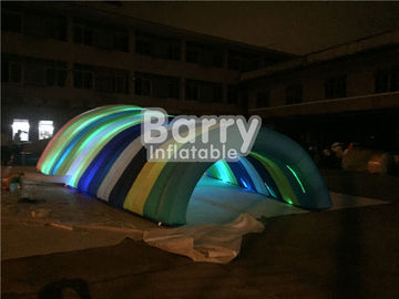 Tenda Inflatable putih tahan air untuk acara, disesuaikan meledakkan tenda terowongan LED