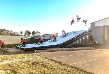 Kustom Outdoor Big Inflatable Jump Airbag Dengan Jalan Untuk Ski Atau Bmx Sepeda Stunt Atau FMX