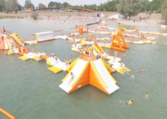 Taman Air Olahraga Aqua Mengambang Taman Seluncuran Air Anak-anak Halaman Belakang Tiup