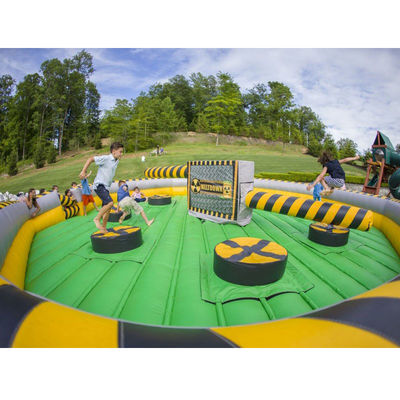 Permainan Inflatable Meltdown Interaktif Olahraga Luar Ruangan Inflatable Sweeper 8 * 8m
