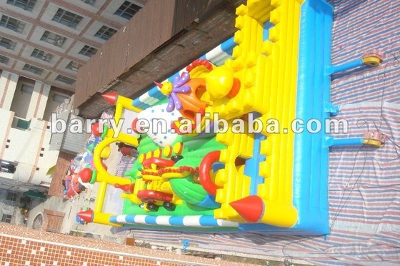 EN 14960 Inflatable Amusement Park Bouncy Castle Dengan Slide Play Park