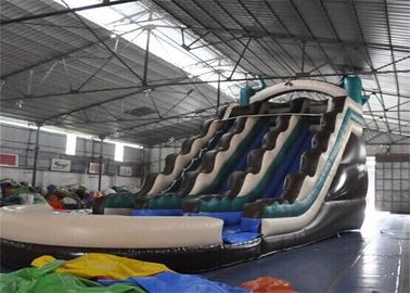 Berwarna Fire Retardant Commercial Inflatable Giant Slide Dengan Kolam Renang