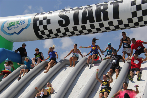 Pvc Tarpaulin Komersial Insane 5km Inflatable Run Dengan Air Blower Untuk Acara Komersial