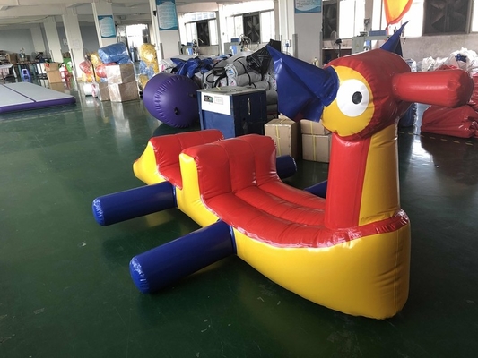 Kolam renang halaman belakang anak-anak mainan air kecil hewan terapung tertiup rintangan di air