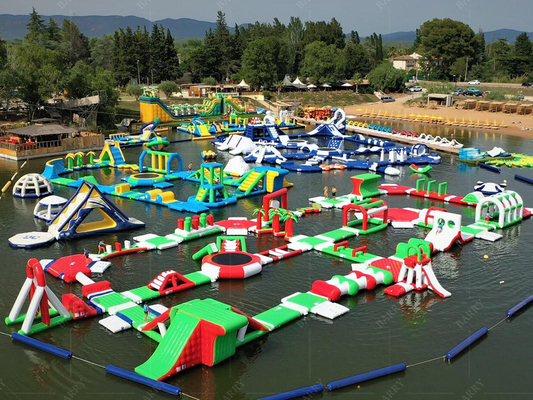 Dilengkapi dengan PVC Inflatable Floating Water Park untuk hiburan air dan acara khusus