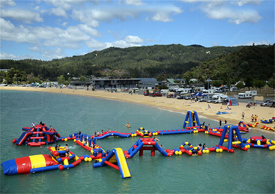 Taman Hiburan PVC Floating Inflatable Water Park ditentukan oleh ukuran dan terbuat dari bahan PVC
