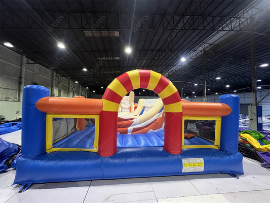 Taman bermain anak-anak di luar ruangan taman hiburan kembung dengan slide rintangan kursus