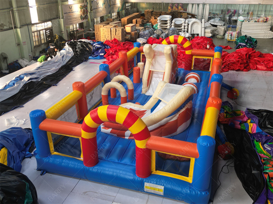 Taman bermain anak-anak di luar ruangan taman hiburan kembung dengan slide rintangan kursus