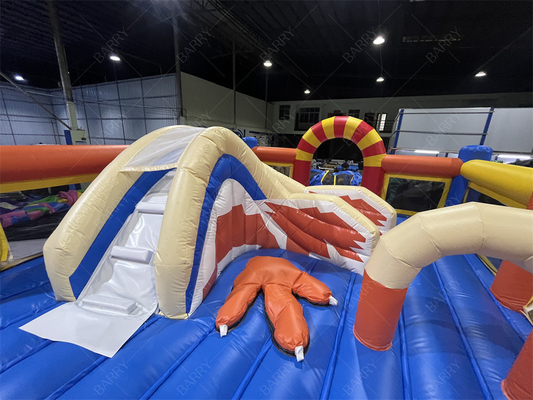 Taman bermain anak-anak di luar ruangan taman hiburan kembung dengan slide rintangan kursus