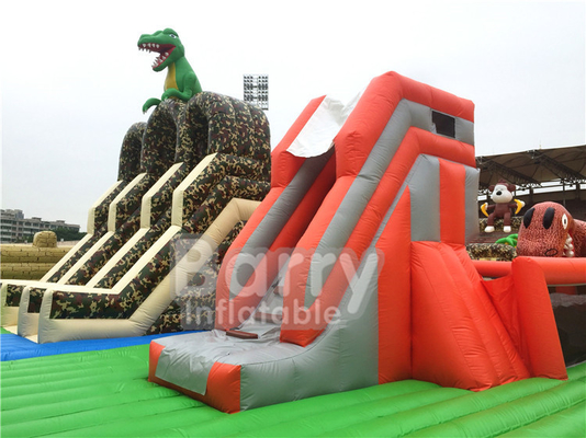1600m2 taman hiburan inflatable terbesar di dunia Indoor Dinosaurs Outdoor Big Bounce Dengan Game Olahraga