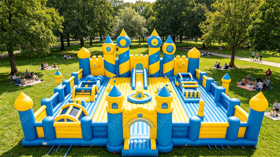 Kombo Rumah Bouncing Inflatable. Tempat bermain anak-anak raksasa dengan slide, lapangan rintangan & area lompat. PVC komersial untuk sewa pesta, sekolah & festival.