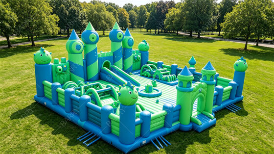 Kombo Rumah Bouncing Inflatable. Tempat bermain anak-anak raksasa dengan slide, lapangan rintangan & area lompat. PVC komersial untuk sewa pesta, sekolah & festival.