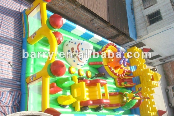 EN 14960 Inflatable Amusement Park Bouncy Castle Dengan Slide Play Park