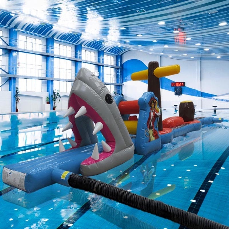 12M Shark Pirate Personalize Pool Peril Inflatable Obstacle Course Untuk Menyenangkan Air di Pantai Dan Kolam Renang