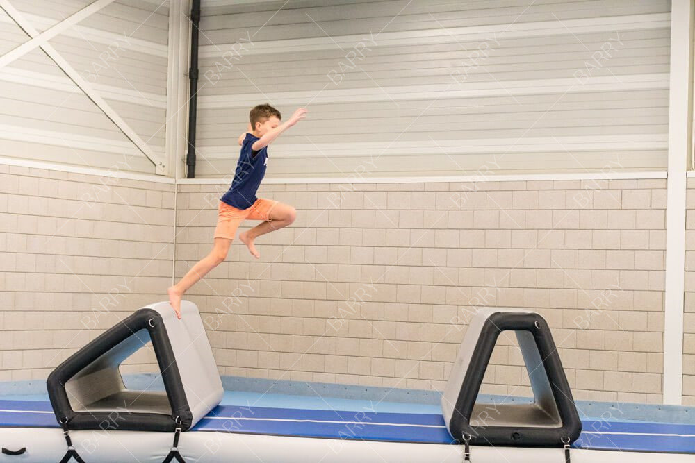 Custom Trampoline Park Air Track Kid Ninja Warrior Penghalang Kursus Air Penghalang Parkour