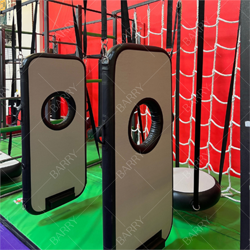Komersial Bounce House Air Door Ninja Warrior Floating Obstacle Course Peralatan untuk Dewasa Indoor