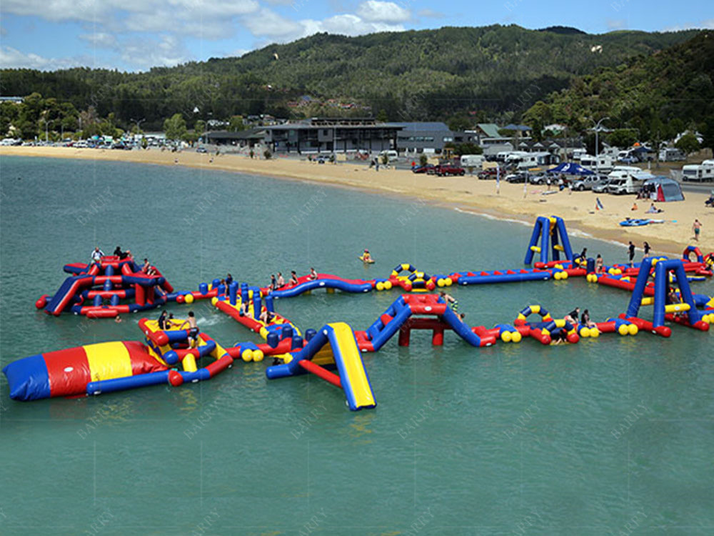 Taman Hiburan PVC Floating Inflatable Water Park ditentukan oleh ukuran dan terbuat dari bahan PVC