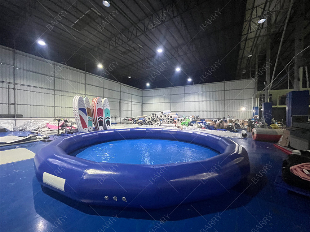 Putaran kecil biru menyenangkan musim panas anak-anak kolam renang kembung untuk perahu dayung bola air
