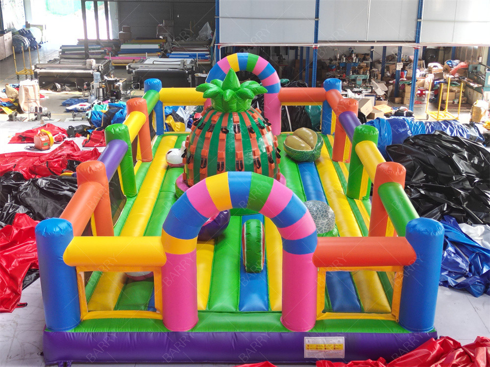 Custom Commercial Obstacle Course Buah Taman Tema Inflatable Dengan Nanas Menekuk Dinding Untuk Pesta Sewa