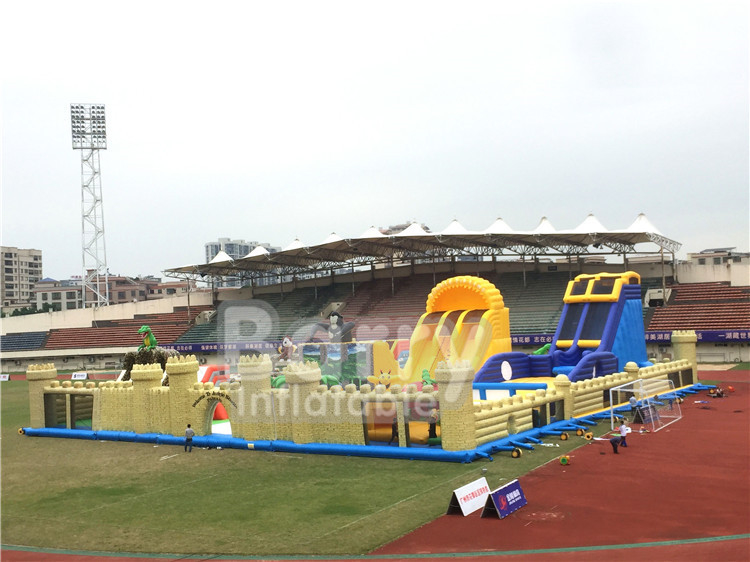1600m2 taman hiburan inflatable terbesar di dunia Indoor Dinosaurs Outdoor Big Bounce Dengan Game Olahraga