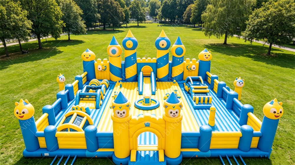 Kombo Rumah Bouncing Inflatable. Tempat bermain anak-anak raksasa dengan slide, lapangan rintangan & area lompat. PVC komersial untuk sewa pesta, sekolah & festival.
