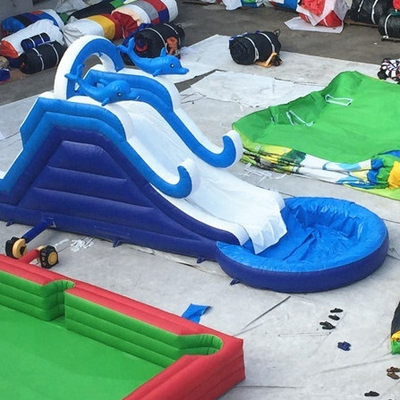 Seluncuran air tiup gelombang biru memanjat dinding dengan tema kartun kolam renang