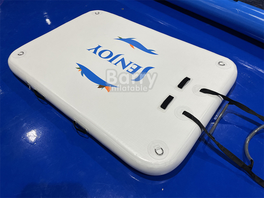 Platform dermaga berwarna putih yang dapat diinflasi dengan tangga untuk stasiun perahu renang atau jet ski