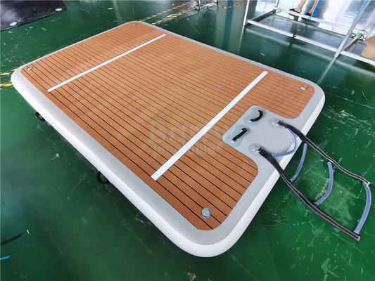 Logo yang disesuaikan Pontoon Inflatable Platform Air Inflatable Dock Dengan Tangga