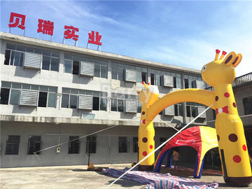 Yellow Giraffe Inflatable Arch Untuk Acara Dengan Pencetakan Logo SCT EN71