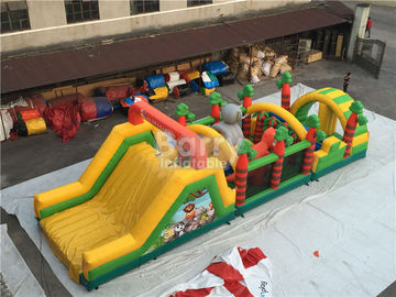 Menantang Rintangan Tiup Course Bounce House Merah, Biru, Hitam
