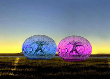 Luar Ruangan Dua Orang Di Dalam Tiup Mainan Anak-Anak Tubuh Sepak Bola Zorb Bola